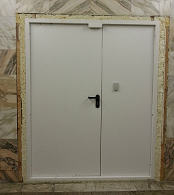 Белая огнеупорная дверь 3-го типа пожароустойчивости